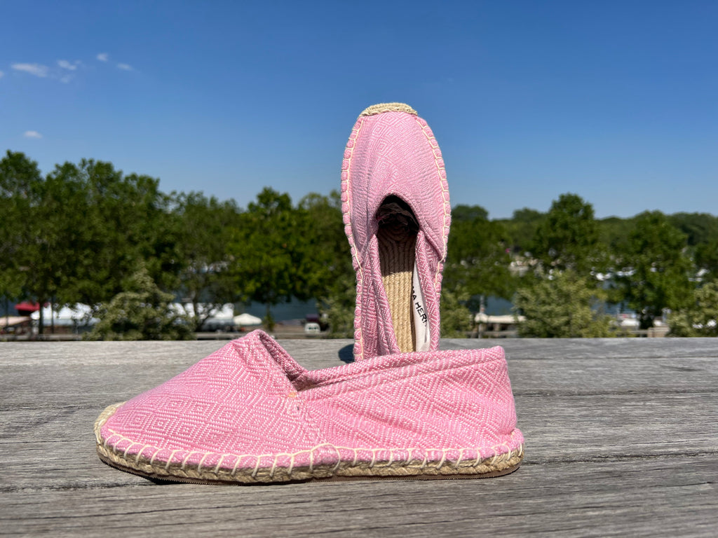 Les espadrilles Diamond Rose Clair dans leur grand écrin naturel en feuille de palmier