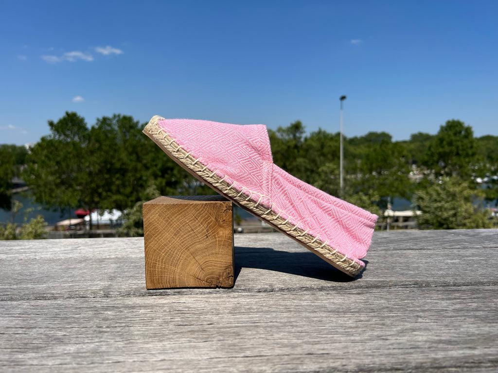 Les espadrilles Diamond Rose Clair dans leur grand écrin naturel en feuille de palmier