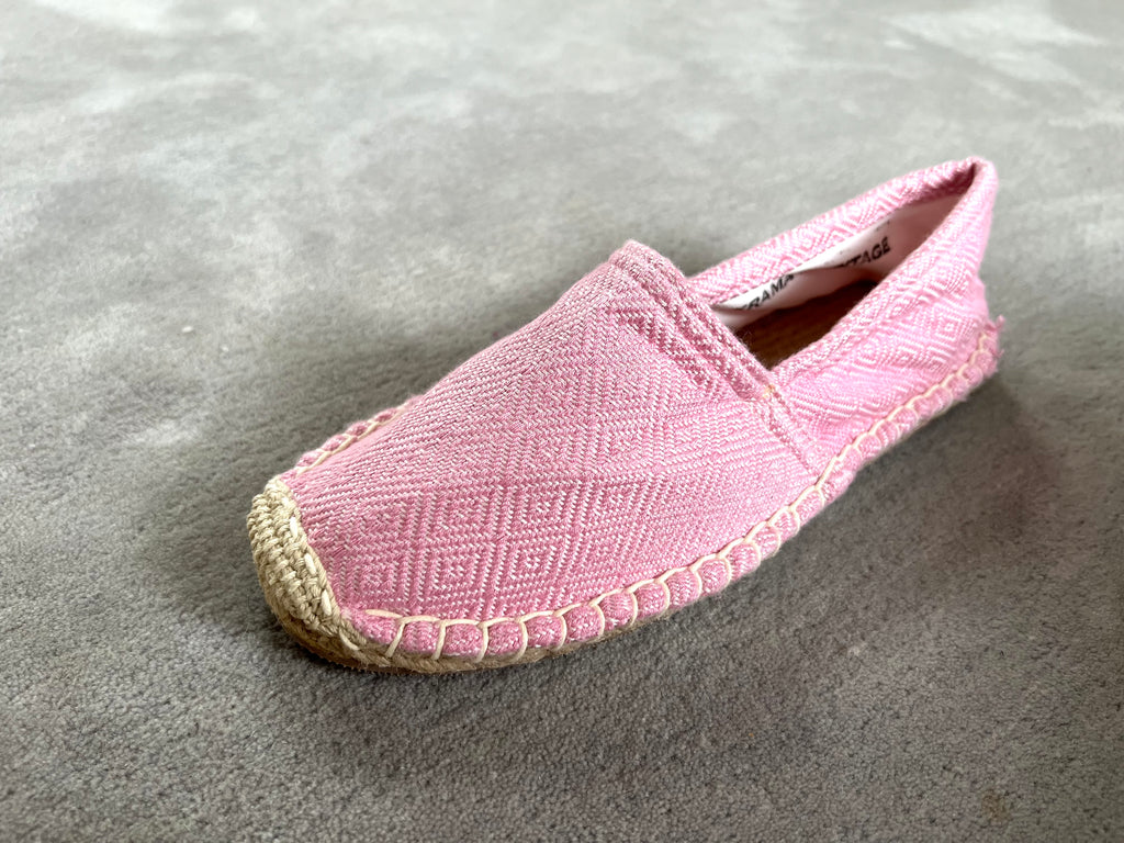 Les espadrilles Diamond Rose Clair dans leur grand écrin naturel en feuille de palmier