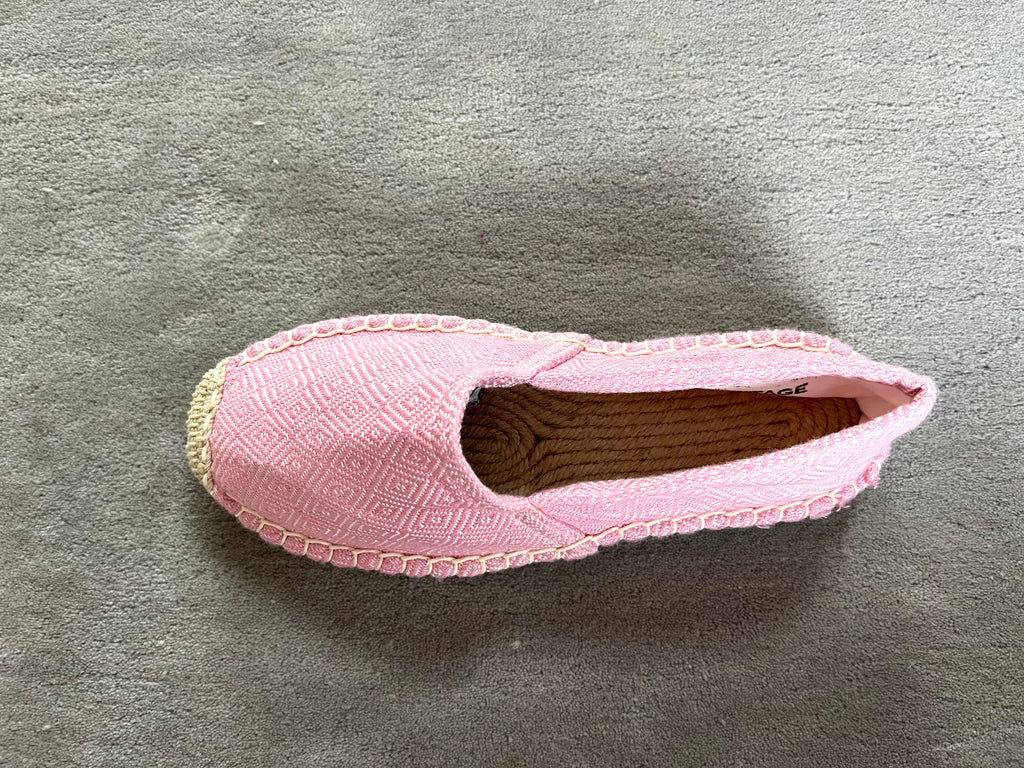 Les espadrilles Diamond Rose Clair dans leur grand écrin naturel en feuille de palmier