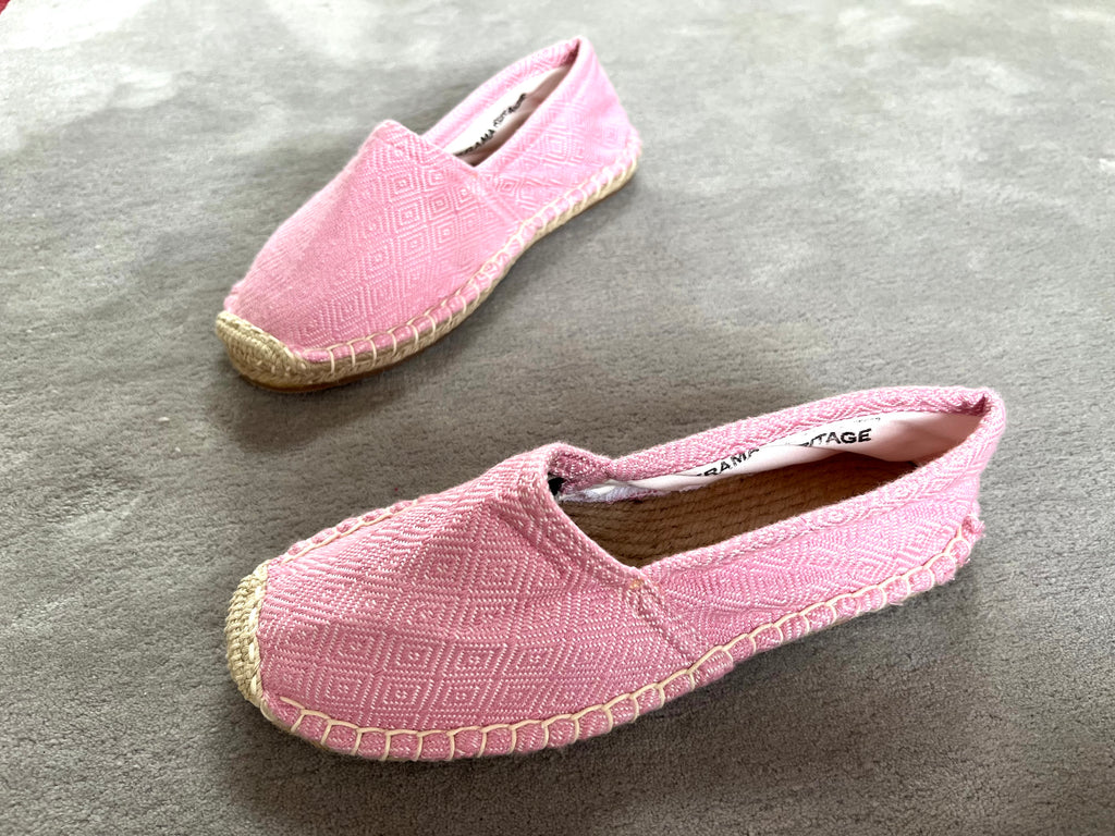 Les espadrilles Diamond Rose Clair dans leur grand écrin naturel en feuille de palmier