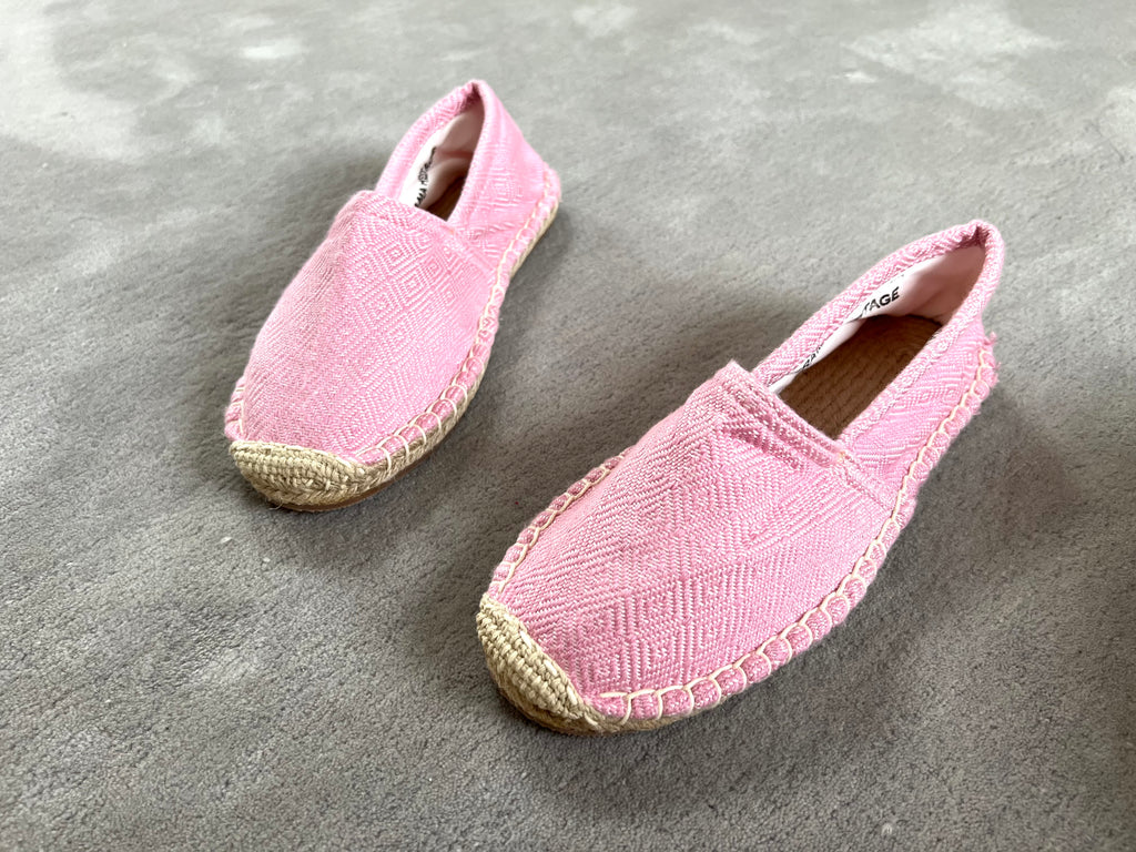 Les espadrilles Diamond Rose Clair dans leur grand écrin naturel en feuille de palmier