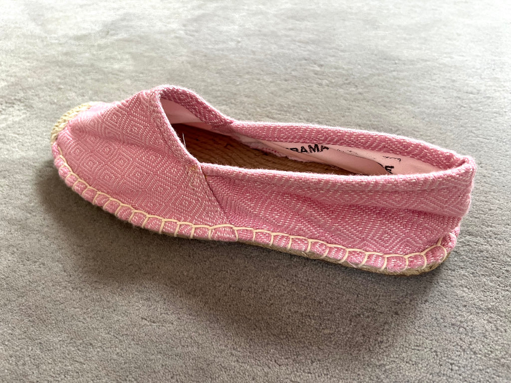 Les espadrilles Diamond Rose Clair dans leur grand écrin naturel en feuille de palmier