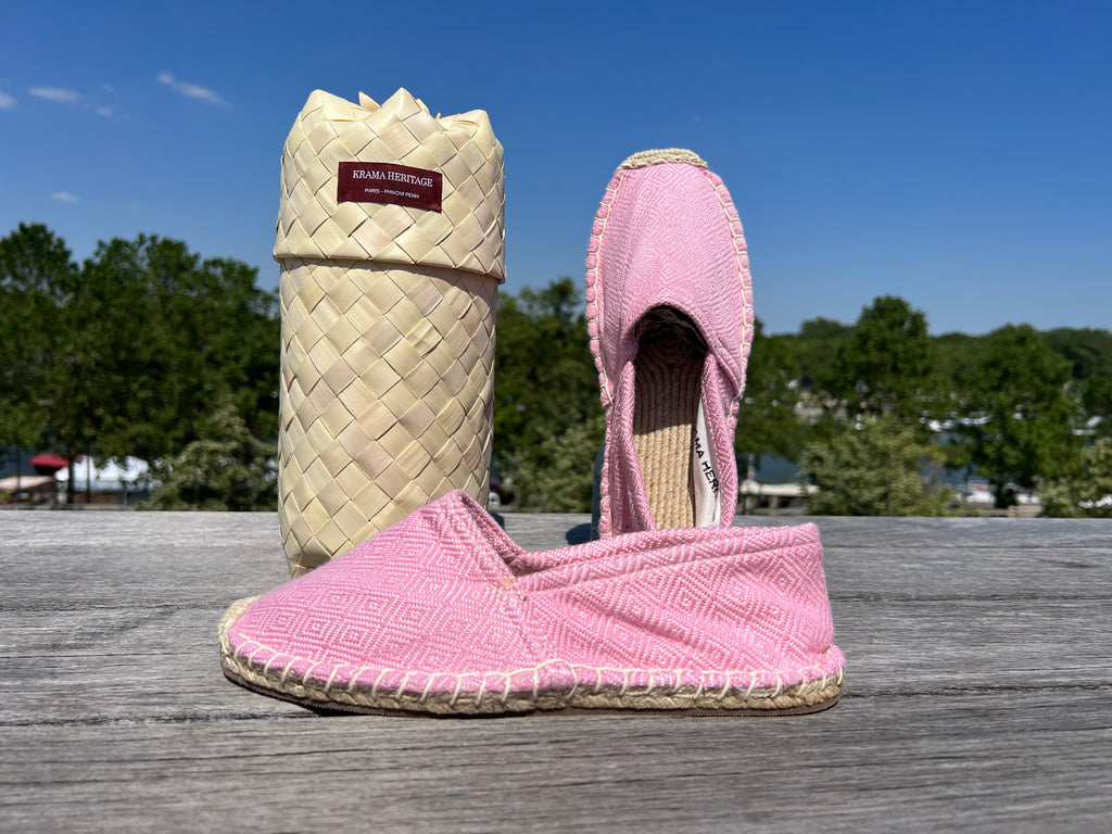 Les espadrilles Diamond Rose Clair dans leur grand écrin naturel en feuille de palmier