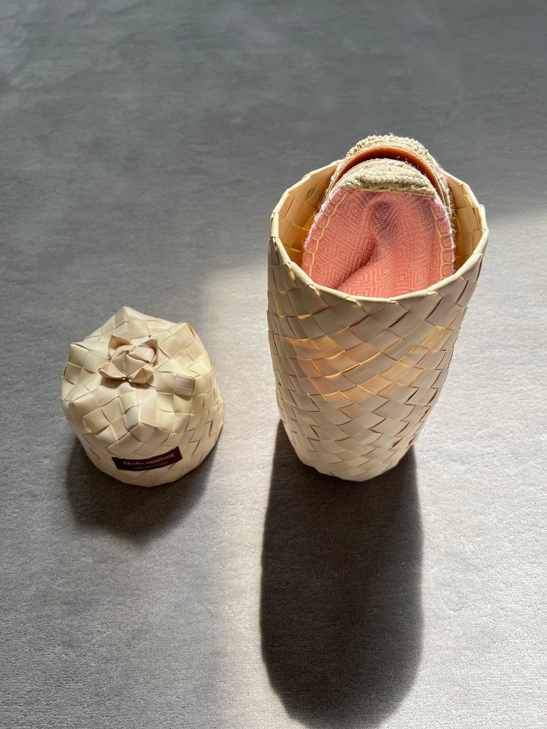 Les espadrilles Diamond Rose Clair dans leur grand écrin naturel en feuille de palmier
