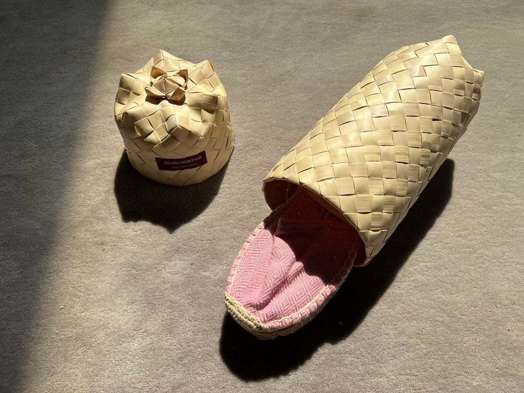 Les espadrilles Diamond Rose Clair dans leur grand écrin naturel en feuille de palmier