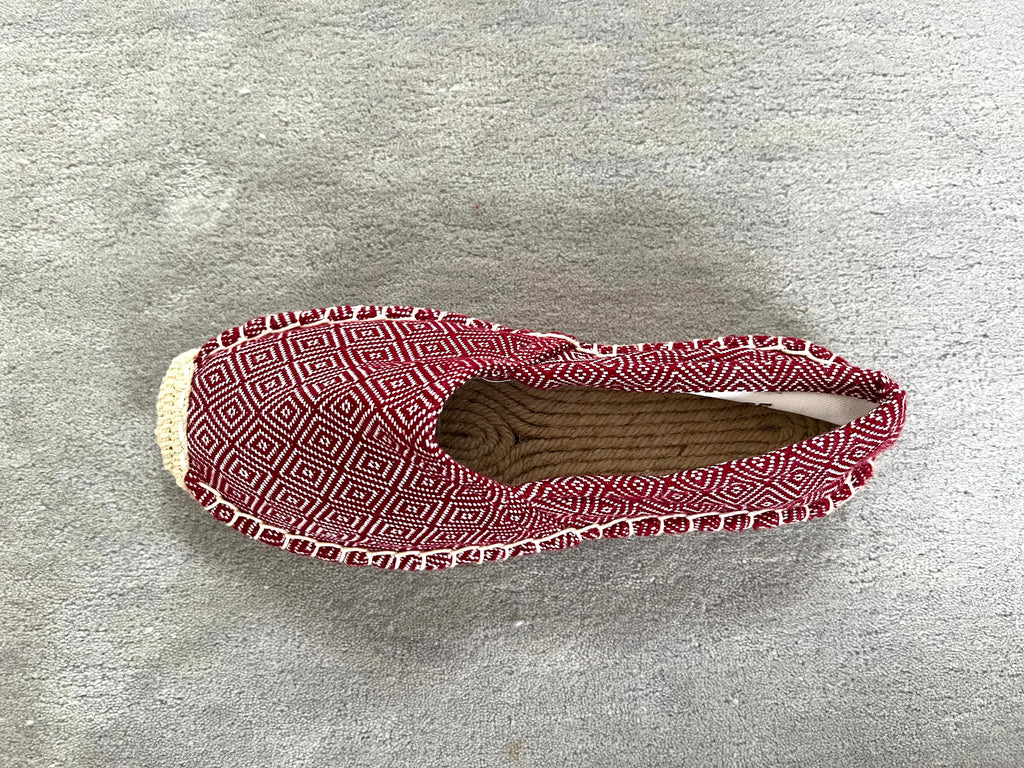 Les espadrilles Diamond Rouge Brique dans leur grand écrin naturel en feuille de palmier