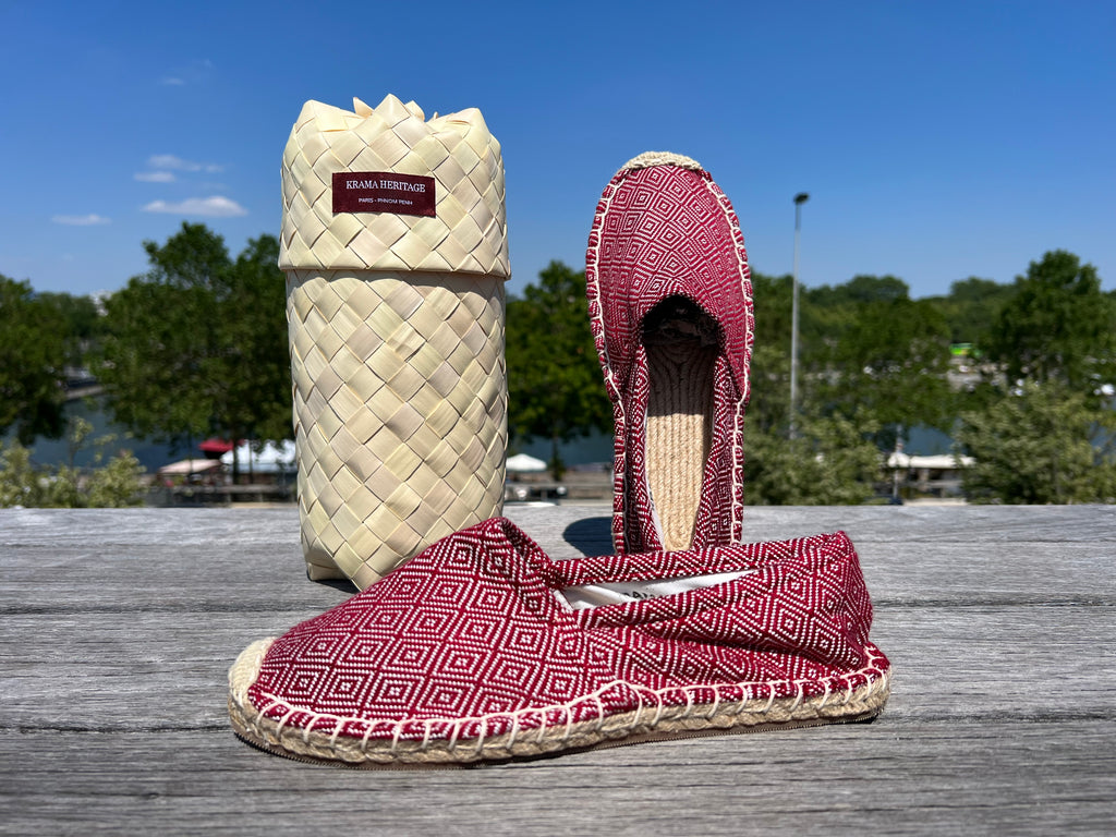 Les espadrilles Diamond Rouge Brique dans leur grand écrin naturel en feuille de palmier