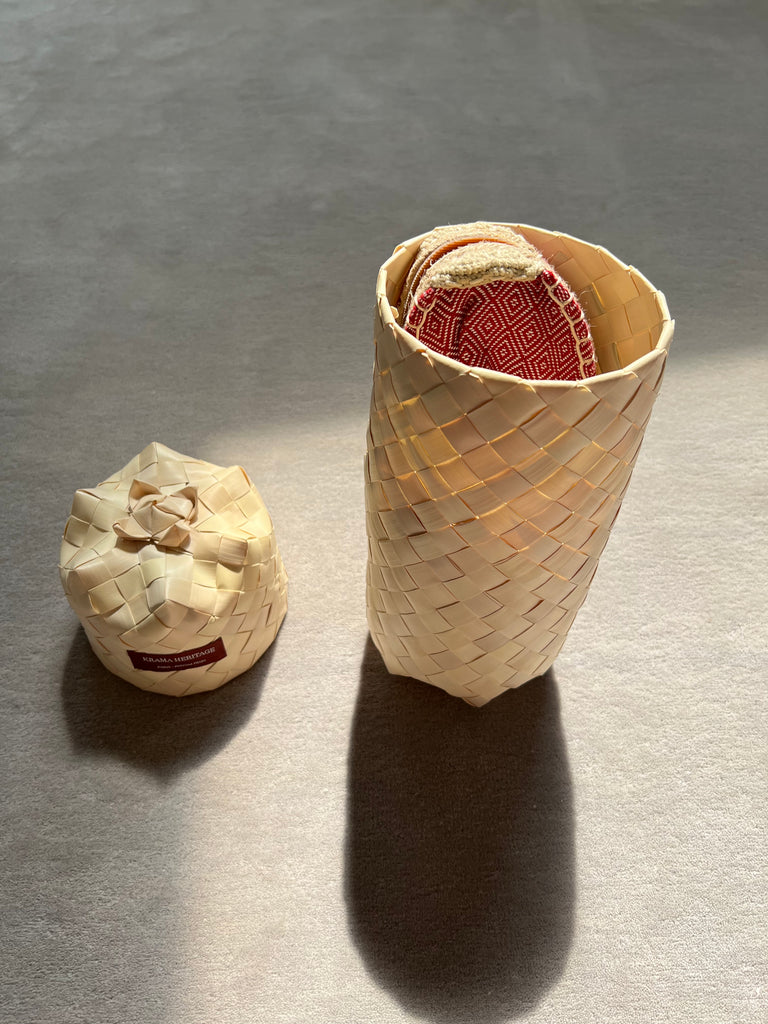 Les espadrilles Diamond Rouge Brique dans leur grand écrin naturel en feuille de palmier