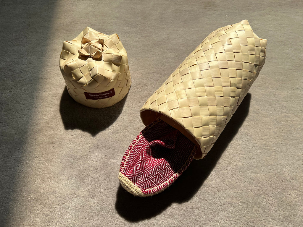 Les espadrilles Diamond Rouge Brique dans leur grand écrin naturel en feuille de palmier