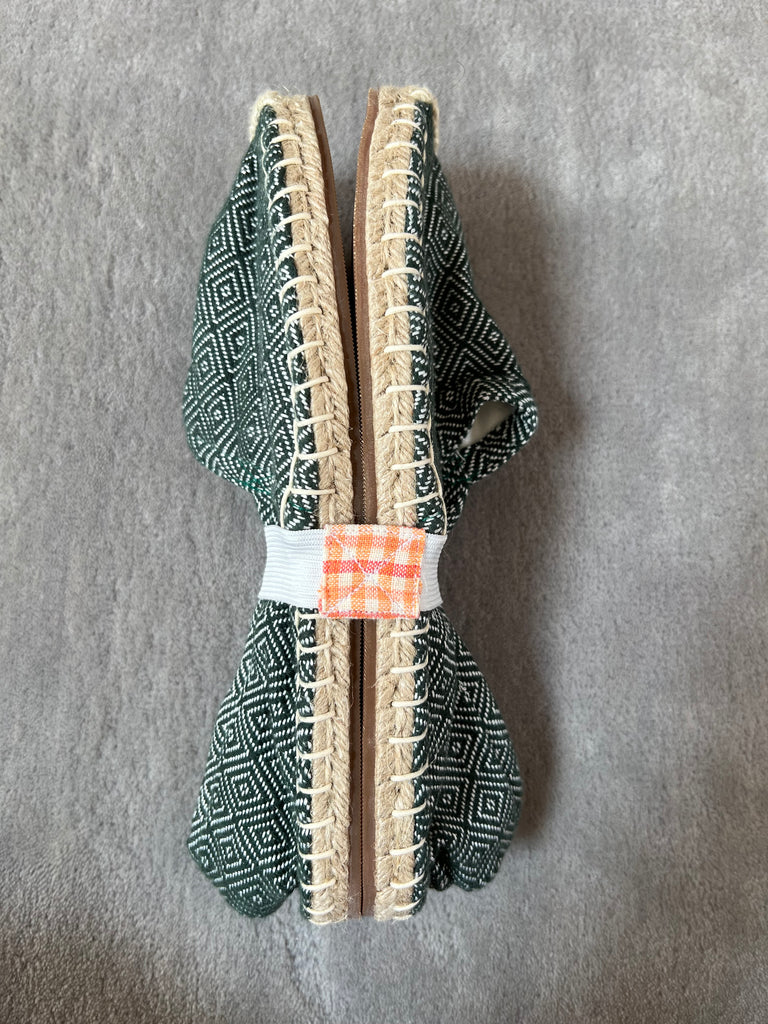 Les espadrilles Diamond Vert Forêt dans leur grand écrin naturel en feuille de palmier