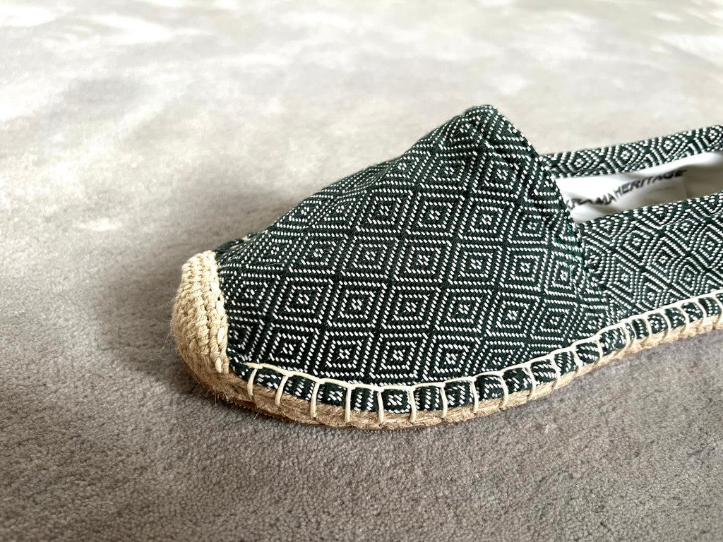 Les espadrilles Diamond Vert Forêt dans leur grand écrin naturel en feuille de palmier