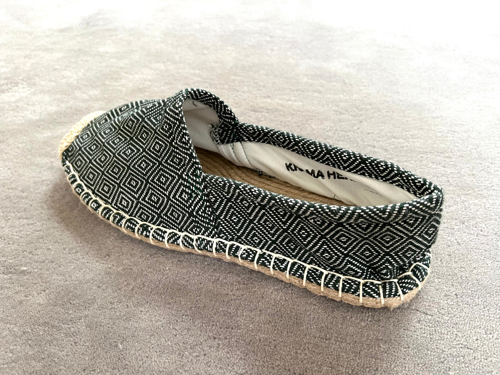 Les espadrilles Diamond Vert Forêt dans leur grand écrin naturel en feuille de palmier