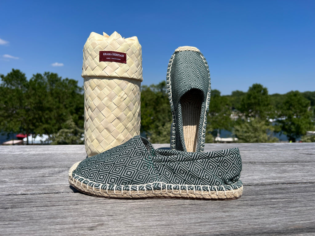 Les espadrilles Diamond Vert Forêt dans leur grand écrin naturel en feuille de palmier