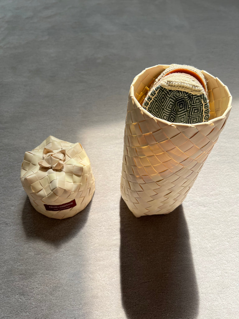 Les espadrilles Diamond Vert Forêt dans leur grand écrin naturel en feuille de palmier