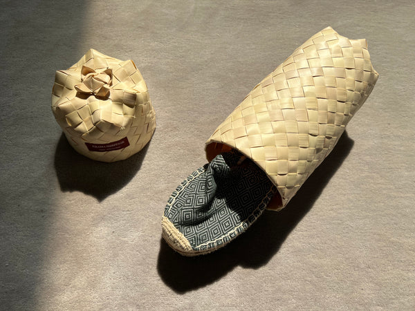 Les espadrilles Diamond Vert Forêt dans leur grand écrin naturel en feuille de palmier