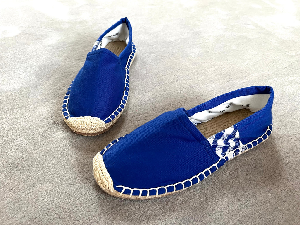 Les espadrilles Krama Bleues dans leur grand écrin naturel en feuille de palmier
