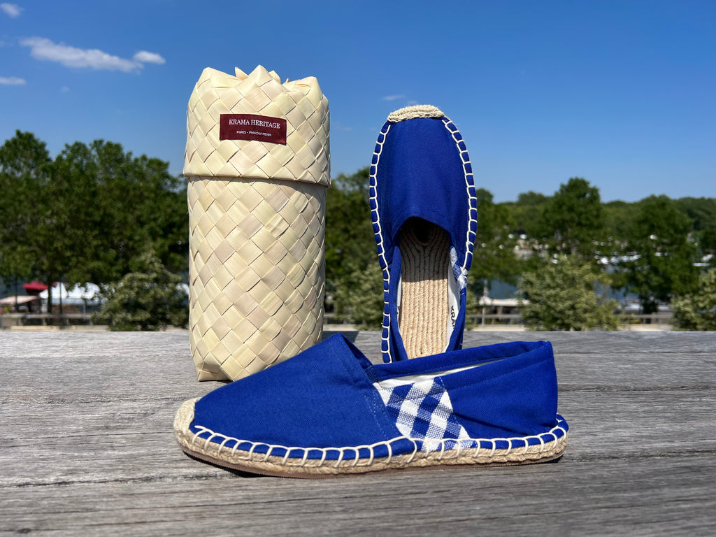 Les espadrilles Krama Bleues dans leur grand écrin naturel en feuille de palmier