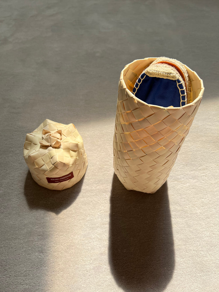 Les espadrilles Krama Bleues dans leur grand écrin naturel en feuille de palmier