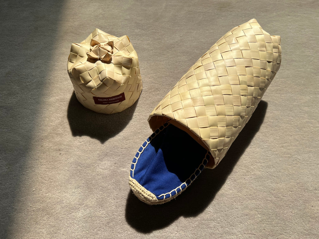 Les espadrilles Krama Bleues dans leur grand écrin naturel en feuille de palmier