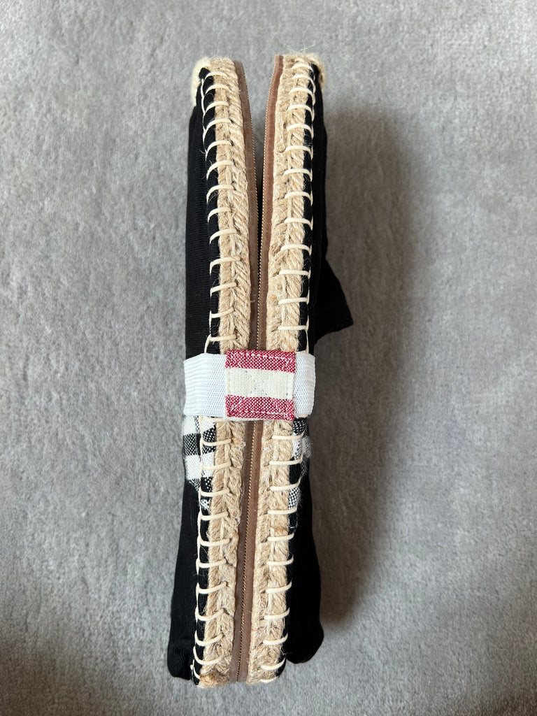 Les espadrilles Krama Noires dans leur grand écrin naturel en feuille de palmier