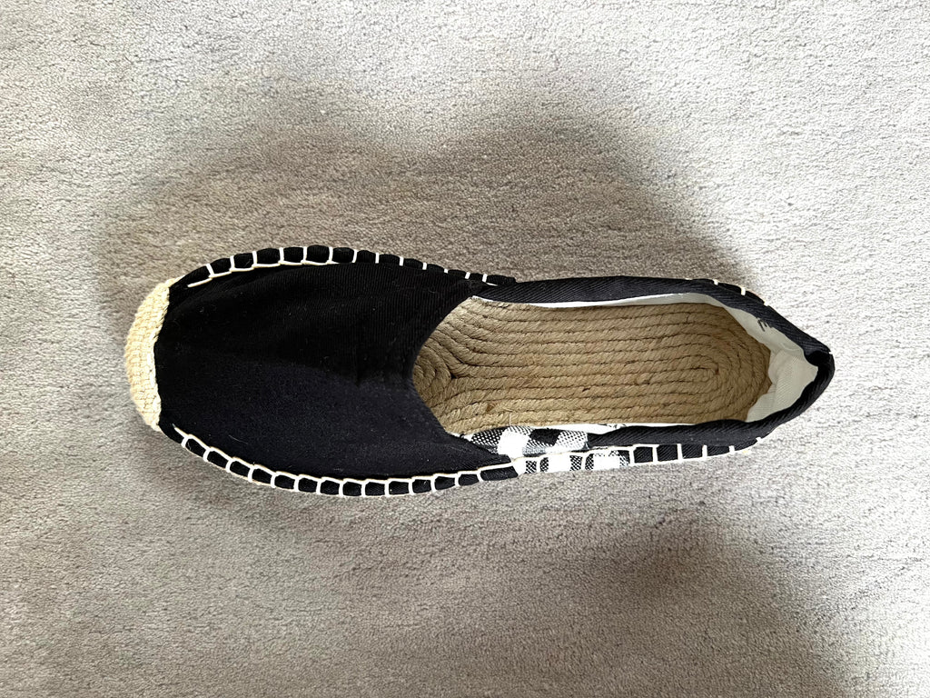 Les espadrilles Krama Noires dans leur grand écrin naturel en feuille de palmier