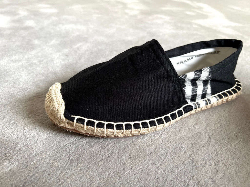 Les espadrilles Krama Noires dans leur grand écrin naturel en feuille de palmier