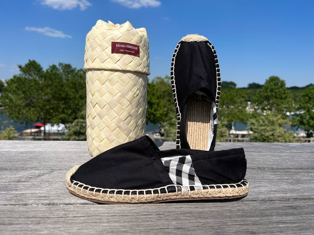 Les espadrilles Krama Noires dans leur grand écrin naturel en feuille de palmier