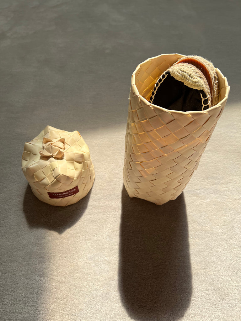 Les espadrilles Krama Noires dans leur grand écrin naturel en feuille de palmier