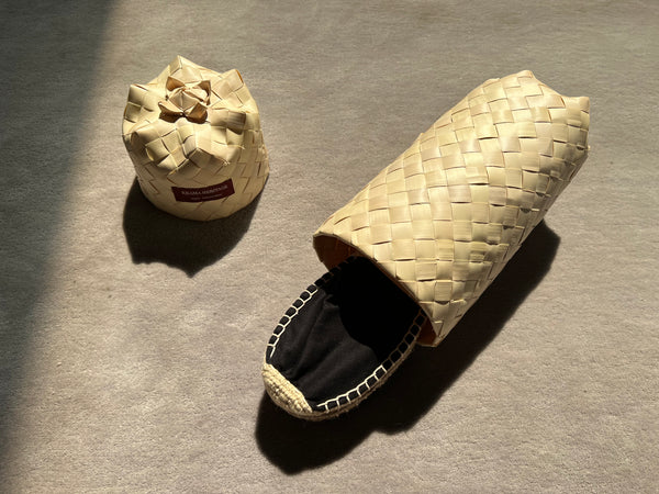 Les espadrilles Krama Noires dans leur grand écrin naturel en feuille de palmier