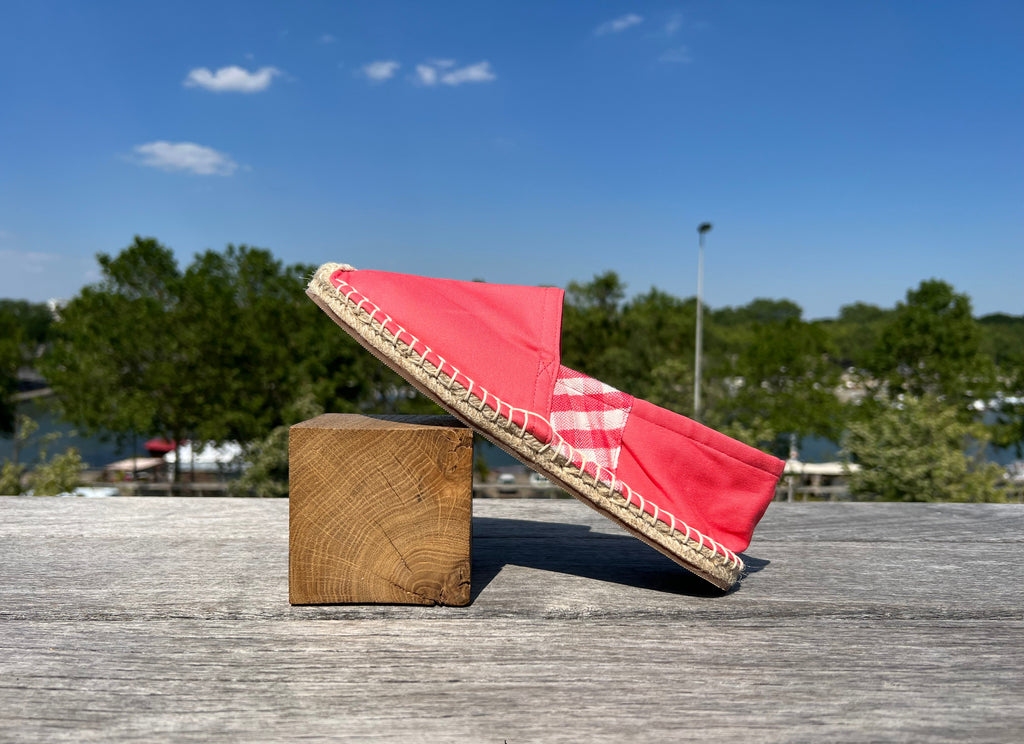 Les espadrilles Krama Rose dans leur grand écrin naturel en feuille de palmier