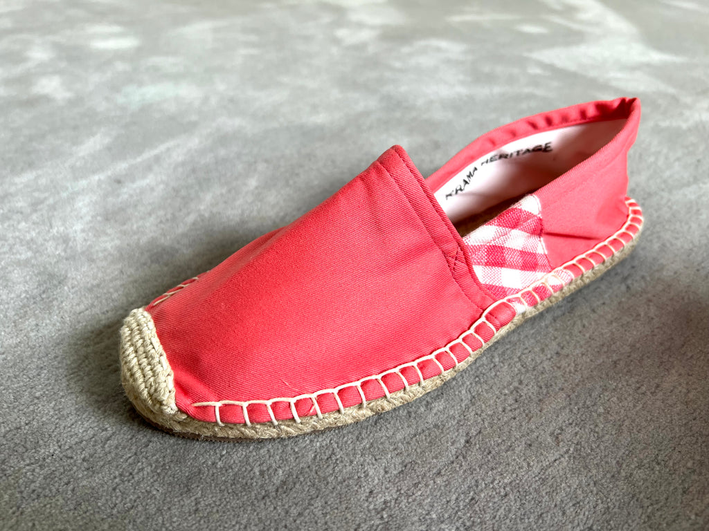 Les espadrilles Krama Rose dans leur grand écrin naturel en feuille de palmier