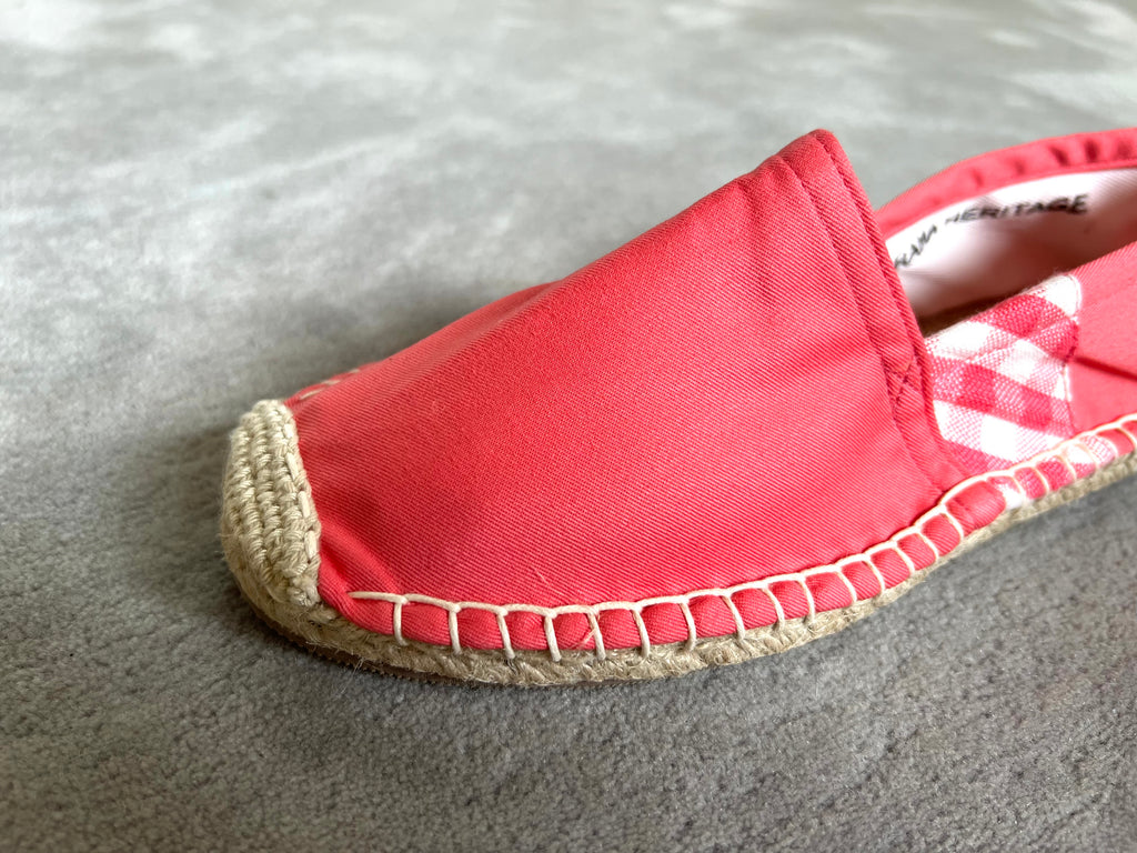 Les espadrilles Krama Rose dans leur grand écrin naturel en feuille de palmier
