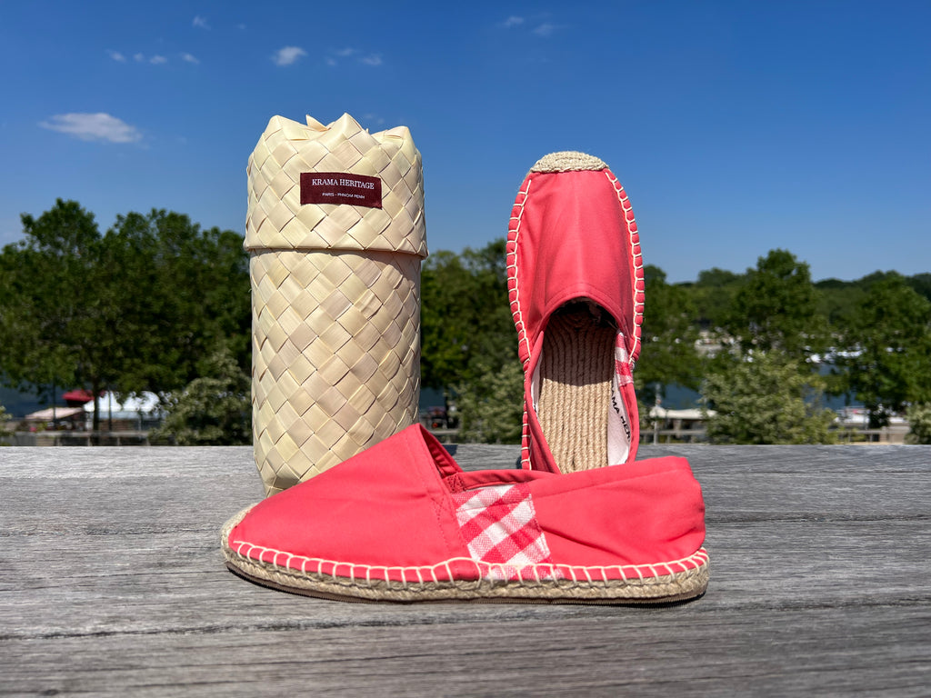 Les espadrilles Krama Rose dans leur grand écrin naturel en feuille de palmier