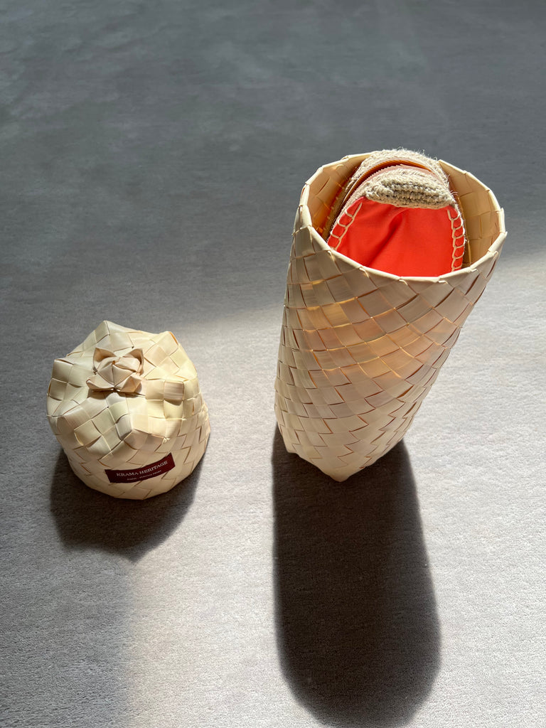 Les espadrilles Krama Rose dans leur grand écrin naturel en feuille de palmier