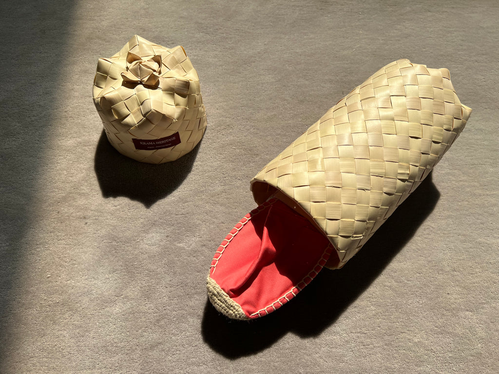 Les espadrilles Krama Rose dans leur grand écrin naturel en feuille de palmier