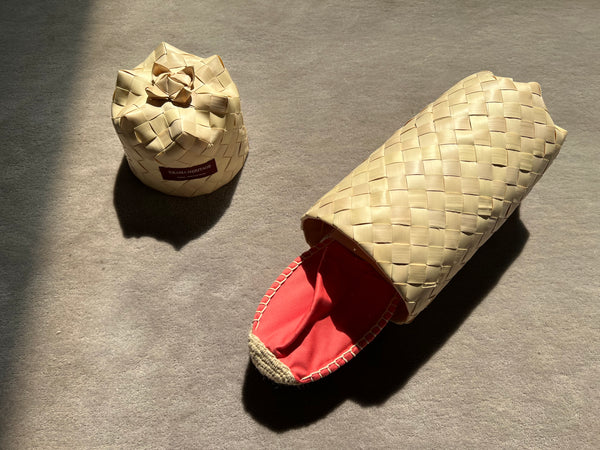 Les espadrilles Krama Rose dans leur grand écrin naturel en feuille de palmier