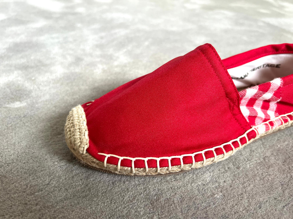Les espadrilles Krama Rouge dans leur grand écrin naturel en feuille de palmier