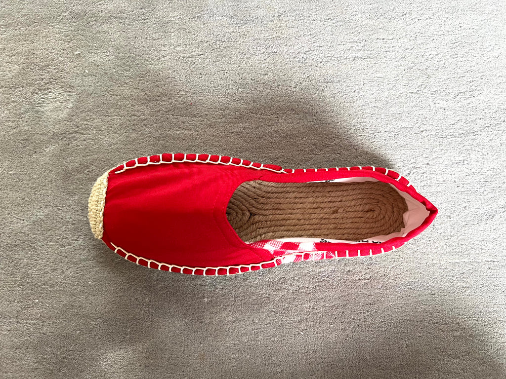Les espadrilles Krama Rouge dans leur grand écrin naturel en feuille de palmier