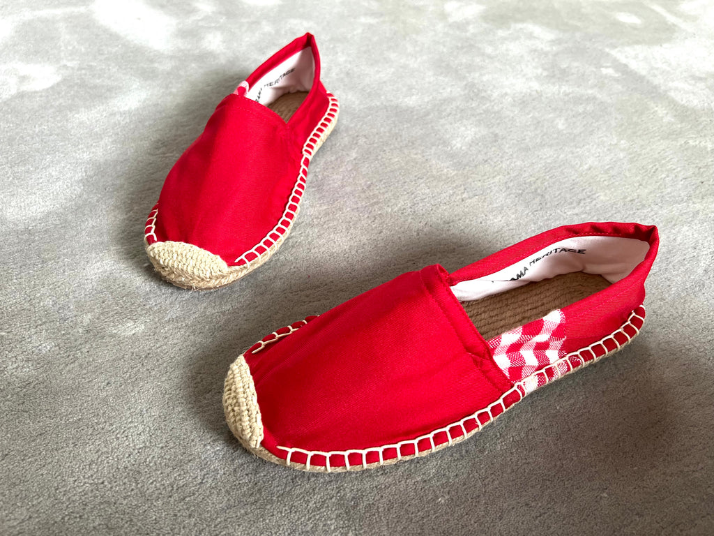 Les espadrilles Krama Rouge dans leur grand écrin naturel en feuille de palmier