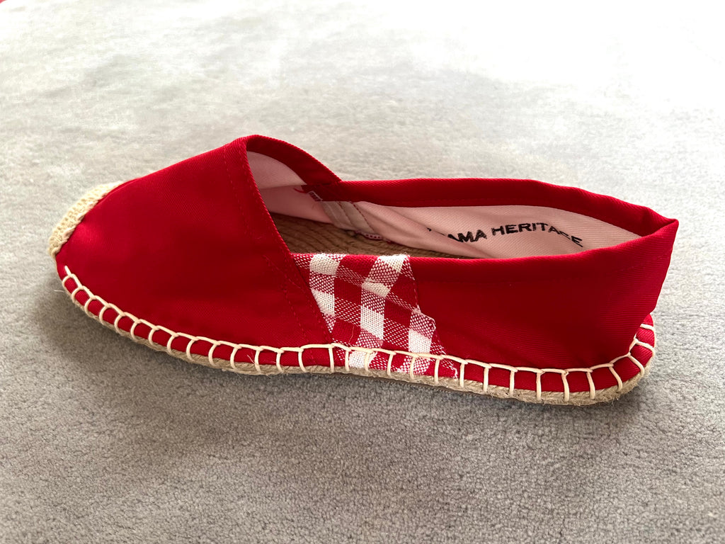 Les espadrilles Krama Rouge dans leur grand écrin naturel en feuille de palmier