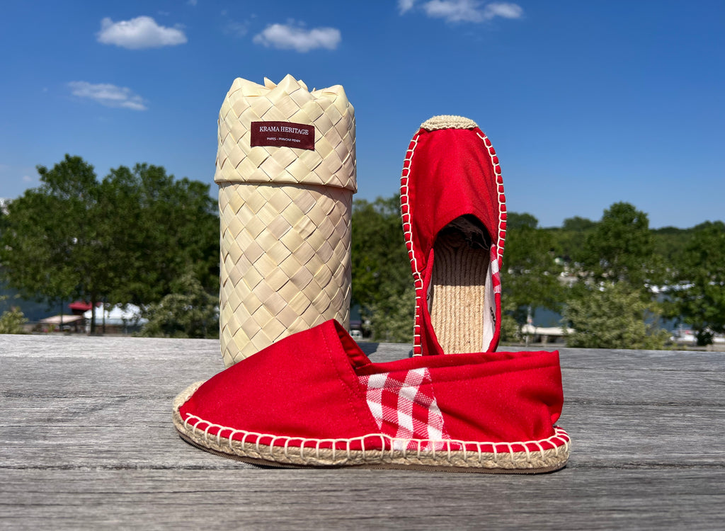 Les espadrilles Krama Rouge dans leur grand écrin naturel en feuille de palmier