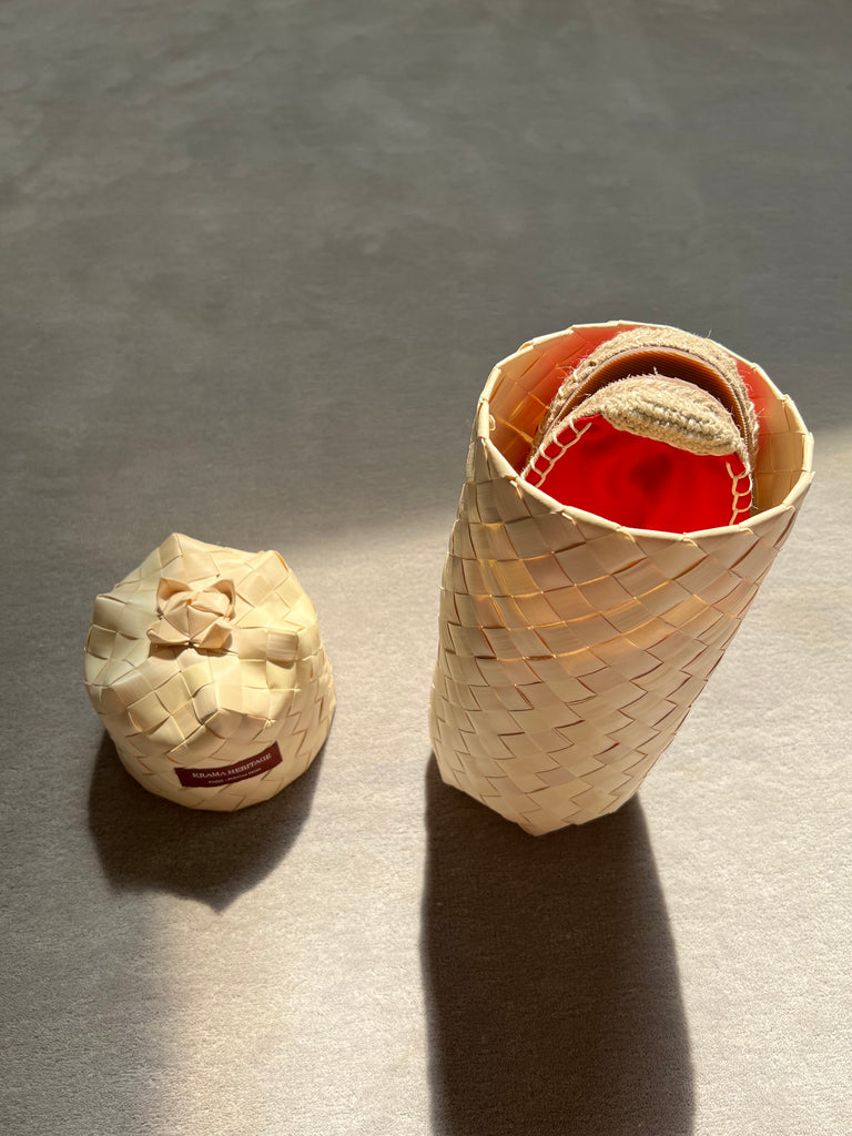 Les espadrilles Krama Rouge dans leur grand écrin naturel en feuille de palmier