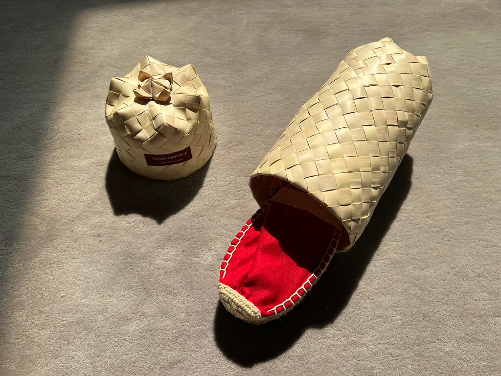 Les espadrilles Krama Rouge dans leur grand écrin naturel en feuille de palmier