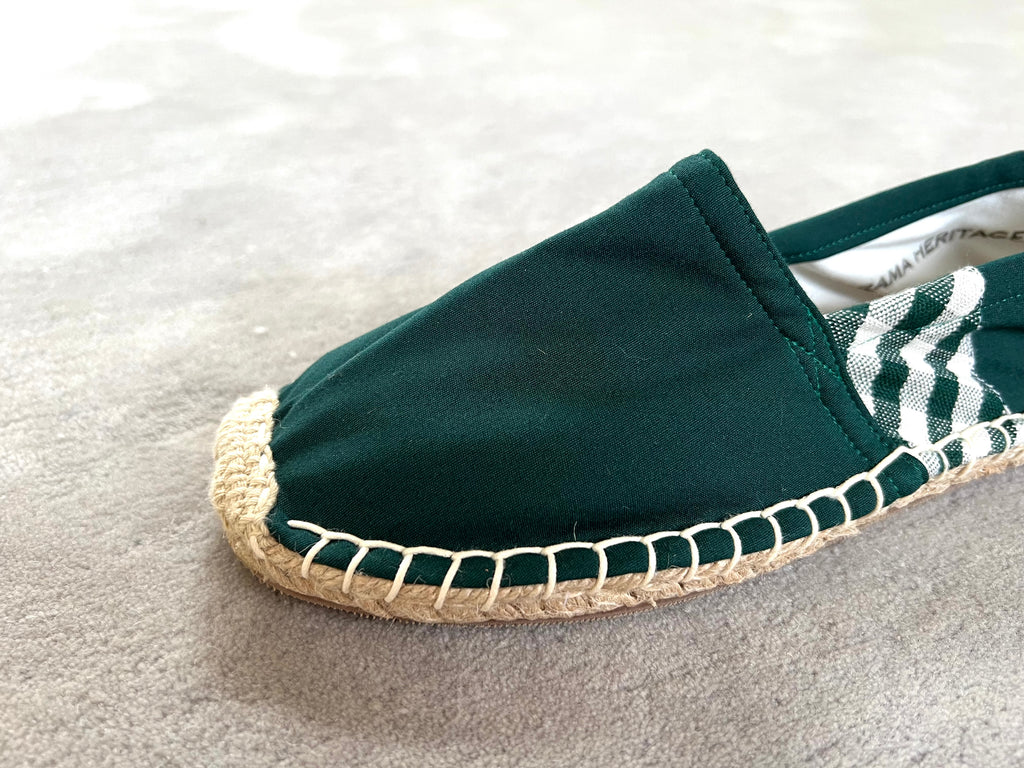 Les espadrilles Krama Vertes dans leur grand écrin naturel en feuille de palmier