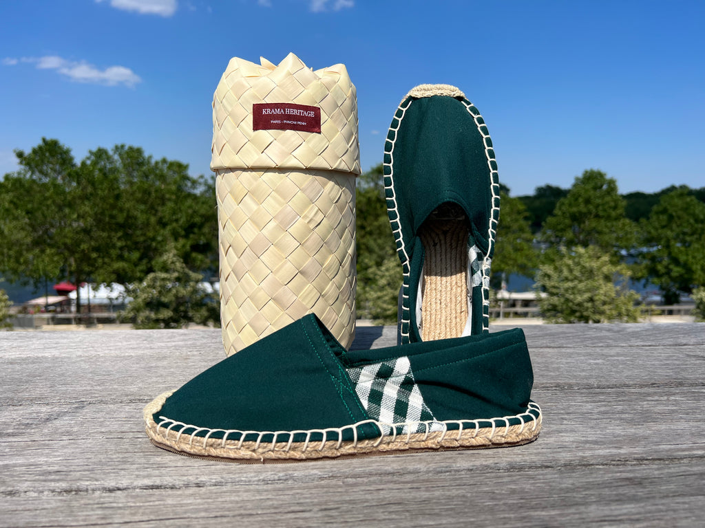 Les espadrilles Krama Vertes dans leur grand écrin naturel en feuille de palmier
