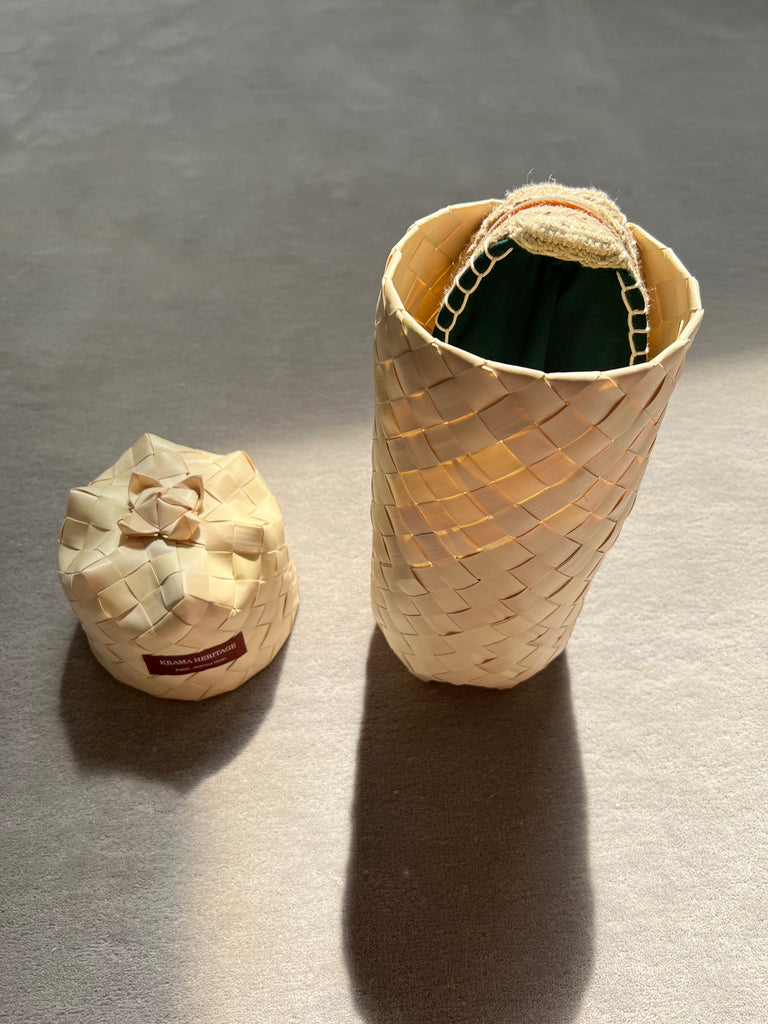 Les espadrilles Krama Vertes dans leur grand écrin naturel en feuille de palmier