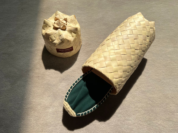 Les espadrilles Krama Vertes dans leur grand écrin naturel en feuille de palmier