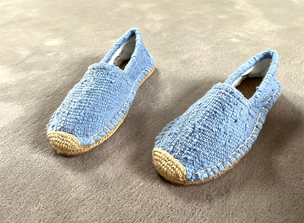 Les espadrilles Naturelles Azur dans leur grand écrin naturel en feuille de palmier