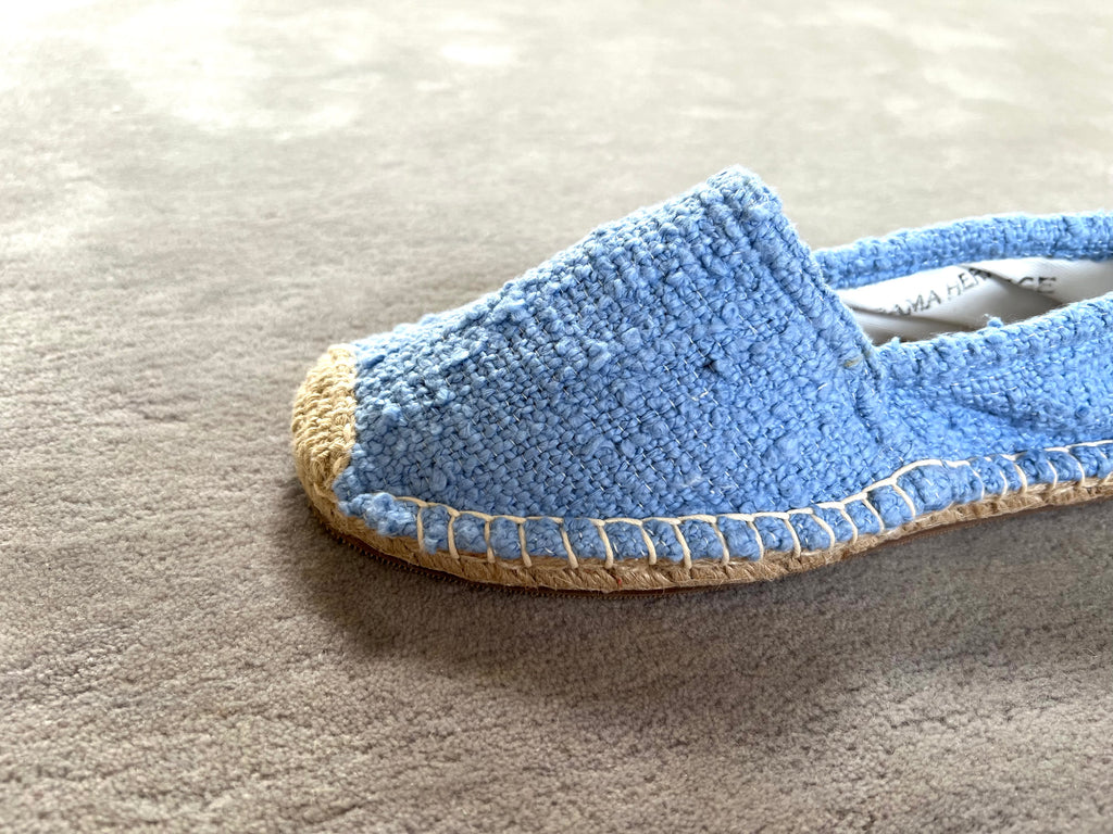 Les espadrilles Naturelles Azur dans leur grand écrin naturel en feuille de palmier